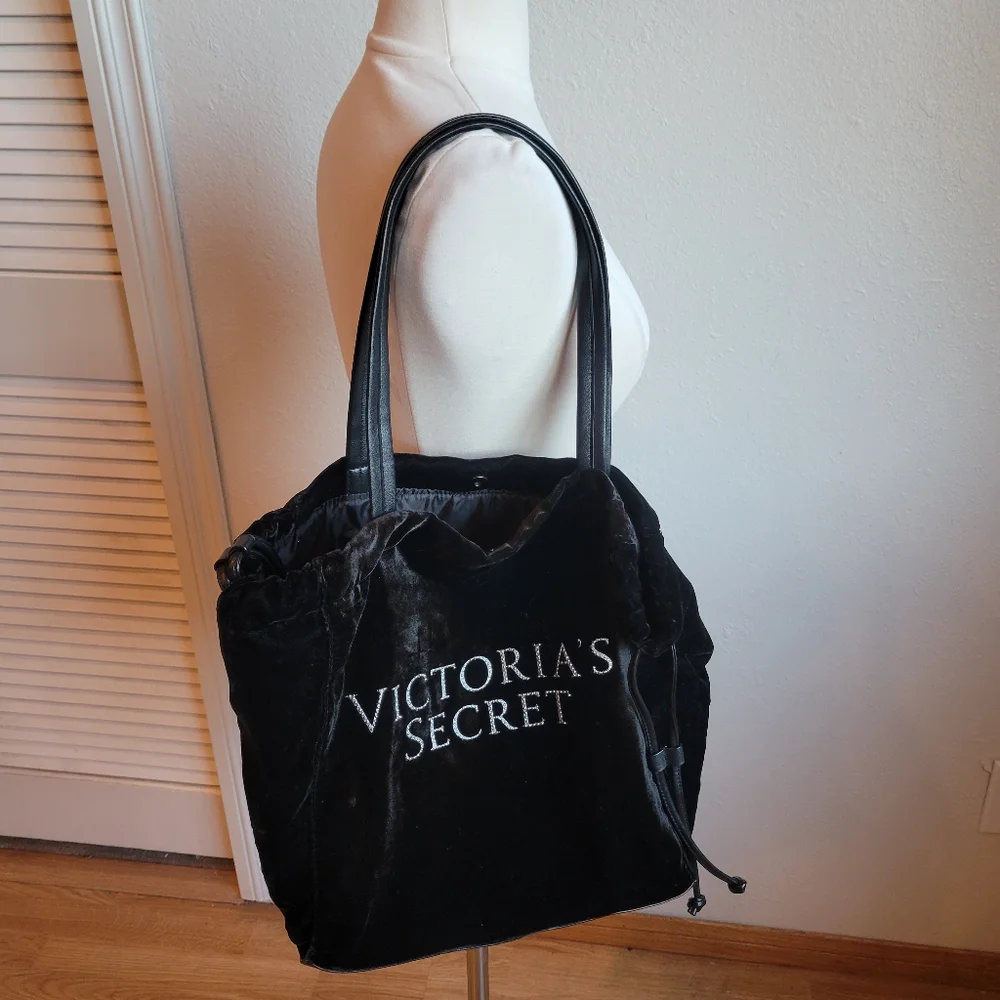 HOST PICK! 🎉🎊 Victoria's Secret Black Large Velvet Tote Bag NWT 16"×24"×6" - Picture 2 of 6